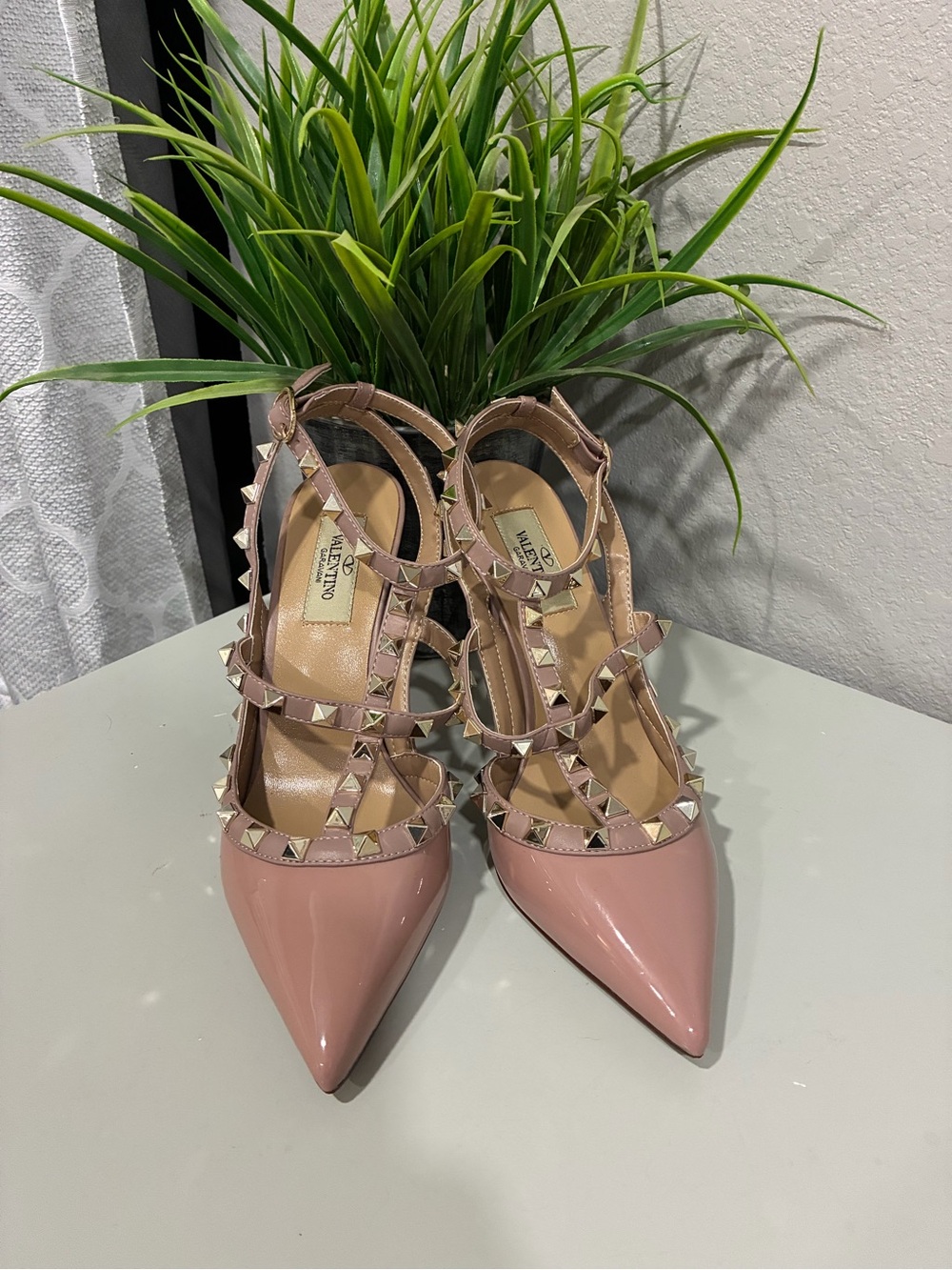 Original Valentino Garavani Rockstud Patent Leather Pumps in Pink